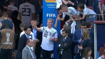 Julian Brandt posa sonriente para un selfie con niño tras la derrota de Alemania contra México.