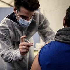 Los CDC recomiendan vacuna de refuerzo ante aparición de la variante Ómicron