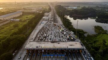 FILE PHOTO: A general view of a traffic jam at a toll booth of a highway as Indonesian Muslims return from their hometowns after celebrating Eid al-Fitr in Karawang Regency, on the outskirts of Jakarta, Indonesia, May 6, 2022, in this photo taken by Antara Foto. Picture taken with a drone. Aprillio Akbar/Antara Foto/via REUTERS/File Photo