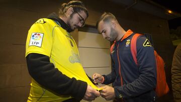 Jes&eacute;, anoche firmando aut&oacute;grafos a su llegada a Granada.