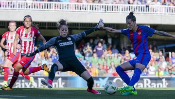 Lola Gallardo, el pasado sábado en el Miniestadi, ante Jenni Hermoso, la máxima goleadora del Barcelona y de la Liga Iberdrola.