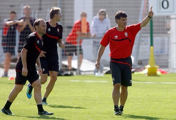 Mendilibar, con Nino a su derecha, dirige un entrenamiento de Osasuna en Tajonar (11-12).