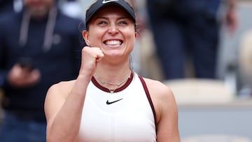 Paula Badosa celebra su triunfo contra Naomi Osaka en Roland Garros.