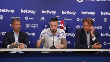Tito Blanco y Quico Catalán flanquean a Erick Cabaco en su presentación este mediodía en el Ciutat de València.