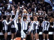 Argentina 78. El Mundial se disputó en un país castigado por la dictadura militar del General Videla. Kempes y la selección argentina, rescataron a sus compatriotas gracias a un triunfo que no estuvo libre de las sospechas de tongo. Holanda fue finalista