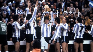 Argentina 78. El Mundial se disputó en un país castigado por la dictadura militar del General Videla. Kempes y la selección argentina, rescataron a sus compatriotas gracias a un triunfo que no estuvo libre de las sospechas de tongo. Holanda fue finalista
