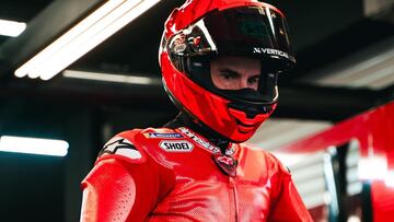 Marc Márquez abandona el garaje de Ducati durante los test de pretemporada de MotoGP en Montmeló.