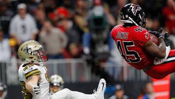 ATLANTA, GA - DECEMBER 07: Deion Jones #45 of the Atlanta Falcons intercepts a touchdown pass intended for Willie Snead #83 of the New Orleans Saints at Mercedes-Benz Stadium on December 7, 2017 in Atlanta, Georgia. Kevin C. Cox/Getty Images/AFP
== FOR NEWSPAPERS, INTERNET, TELCOS & TELEVISION USE ONLY ==