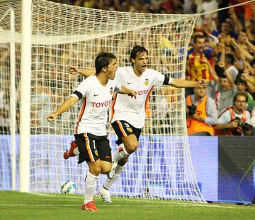 En la temporada 2006-2007 debuta en Champions ante el Salzburgo, pero no es hasta el partido de vuelta el 28 de agosto de 2006 en Mestalla cuando marca su primer gol en la competición haciendo el 2-0 de penalti. El Valencia remontaría (3-0) consiguiendo la clasificación para la fase de grupos.