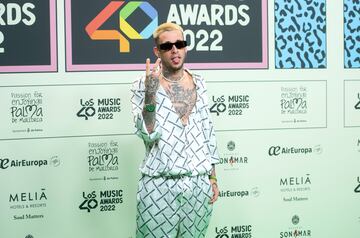 El cantante Maikel Delacalle posa en el photocall de la alfombra roja de Los40 Music Awards 2022.