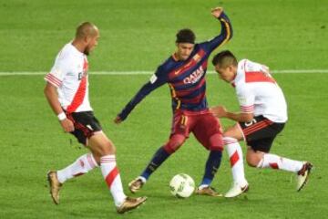 Neymar ante Matias Kranevitter.