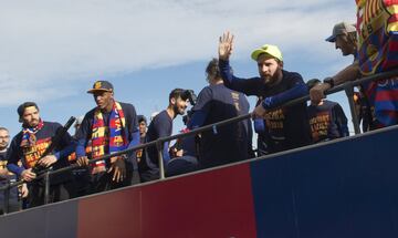 Lionel Messi, Yerry Mina y Luis Suárez, disfrutando del festejo de LaLiga y Copa del Rey