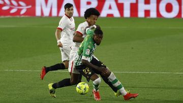 Emerson, en el derbi junto a Kound&eacute;.