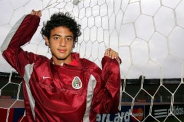 Formó, junto a Gio una dupla mortífera en las selecciones mexicanas menores. Despuntó con la generación dorada de 2005, Mundial en el que anotó cinco goles (contra Uruguay, un doblete a Australia, uno a Costa Rica y uno más a Brasil, en la final), mismos que le valieron para ganar la Bota de Oro del certamen. Siguió el proceso que lo llevó a la Sub 20 y después a la mayor, con la que vio acción en el Mundial de Sudáfrica. Debutó profesionalmente con el Salamanca, jugó con el Arsenal y se convirtió en figura con la Real Sociedad.