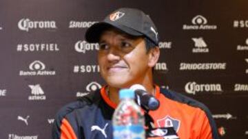 Hugo Norberto Castillo lució sonriente durante su presentación como nuevo técnico del Atlas.