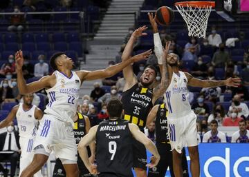 Edy Tavares y Adam Hanga pelean un balón con Fran Guerra.