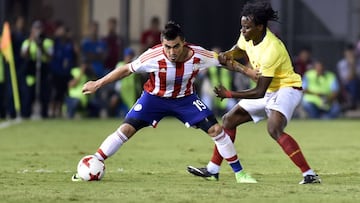 Ecuador's defender Juan Carlos Paredes (R) vies for the ball with Paraguay's forward Dario Lezcano during their 2018 FIFA World Cup South American qualifier football match at the Defensores del Chaco stadium in Asuncion, Paraguay, on March 23, 2017. / AFP PHOTO / NORBERTO DUARTE