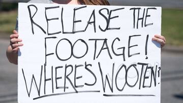ELIZABETH CITY, NC - 23 DE ABRIL: Un manifestante sostiene un cartel que se dirige al alguacil del condado de Pasquotank, Tommy Wooten, despu&eacute;s de una reuni&oacute;n de emergencia del consejo de la ciudad el 23 de abril de 2021 en Elizabeth City, Carolina del Norte. 