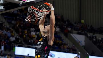 SANTA CRUZ DE TENERIFE, 09/10/2021.El ala-pívot del Lenovo Tenerife, Emir Sulejmanovic (i), ejecuta un monte ante la mirada del jugador del Casademont Zaragoza, Jamel McLean, durante el partido de la quinta jornada liga ACB celebrado este sábado en el pabellón Santiago Martín de La Laguna (Tenerife).- EFE/Ramón de la Rocha