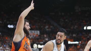 Bojan Dubljevic defiende una acción ante Ayon.