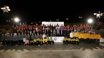 Los doce equipos participantes se fotografiaron junto a los organizadores del torneo y a las personalidades de Tenerife que acudieron al acto de presentaci&oacute;n.