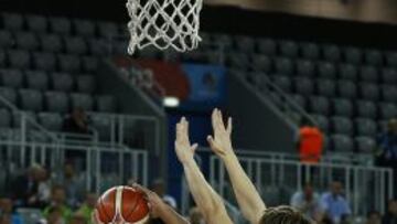 Jaka Klobucarc pelea por el bal&oacute;n con Arvin Slagteri. 