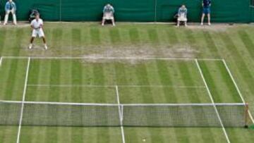 <b>TRABAJO MUY DURO. </b>Rafa Nadal tuvo que emplearse a fondo para ganar el partido. En la imagen, el balear sirve y Gulbis espera para restar en el fondo de la pista.