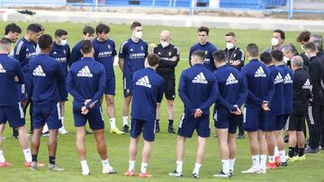 Los jugadores y el cuerpo técnico atienden a las indicaciones del doctor Ireneo de los Mártires antes del entrenamiento de esta tarde.