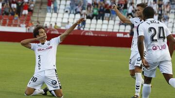 Los jugadores del Albacete celebran durante un partido.