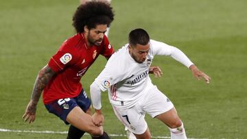 Aridane pelea un balón con Hazard