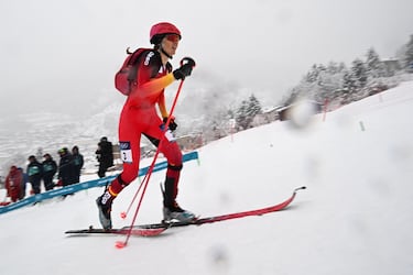 Ana Alonso durante la prueba final de velocidad femenina de esquí de montaña. 