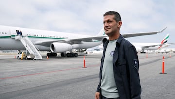 Cristian Chivu en su llegada a Los Angeles /Getty Images/AFP (Photo by Harry How)