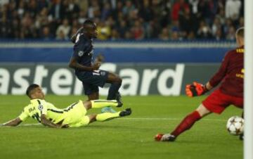 El jugador del París Saint-Germain Blaise Matuidi (c) marca el 3-1 ante el defensa del FC Barcelona, Dani Alves (izda), durante el partido del grupo F de la Liga de Campeones disputado en el estadio Parque de los Príncipes de París, Francia, el 30 de septiembre del 2014.