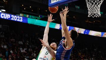 Manila (Philippines), 05/09/2023.- Ignas Brazdeikis of Lithuania (L) in action against Filip Petrusev of Serbia (R) during the FIBA Basketball World Cup 2023 quarter final match between Lithuania and Serbia in Manila, Philippines, 05 September 2023. (Baloncesto, Lituania, Filipinas) EFE/EPA/ROLEX DELA PENA
