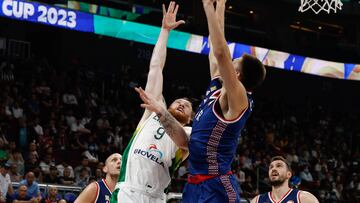 Manila (Philippines), 05/09/2023.- Ignas Brazdeikis of Lithuania (L) in action against Filip Petrusev of Serbia (R) during the FIBA Basketball World Cup 2023 quarter final match between Lithuania and Serbia in Manila, Philippines, 05 September 2023. (Baloncesto, Lituania, Filipinas) EFE/EPA/ROLEX DELA PENA
