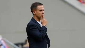 MADRID, 20/10/2024.- El entrenador del CD Leganés, Borja Jiménez, durante el encuentro correspondiente a la décima jornada de LaLiga EA Sports entre el Atlético de Madrid y el CD Leganés disputado este domingo en el estadio Metropolitano de Madrid. EFE/ Chema Moya
