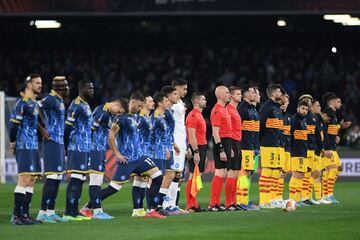 Formación de los equipos del Nápoles y Barcelona.