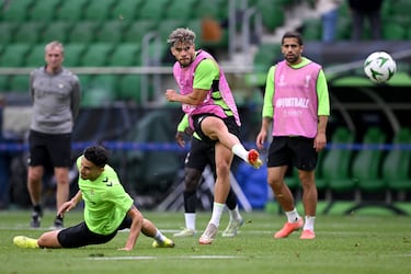 Abdessamad Ezzalzouli del Real Betis dispara durante un entrenamiento del Real Betis.