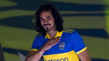 Boca Juniors' new player, Uruguayan forward Edinson Cavani, gestures during his presentation at La Bombonera stadium in Buenos Aires on July 31, 2023. (Photo by Luis ROBAYO / AFP)