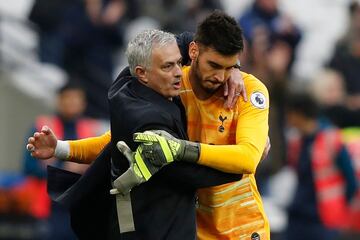 Mourinho hugs Tottenham Hotspur's goalkeeper Paulo Gazzaniga