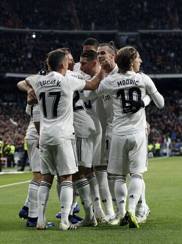 Los jugadores blancos celebraron el primer gol anotado por Wass en propia puerta.