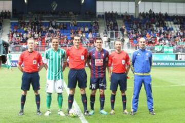 El árbitro Pedro Juan Martínez Munuera acompañado de los asistentes Pau Norbert Cebrián Devis y David Canales Cerdá, el cuarto árbitro Miguel Bosch Domenech y los capitanes Joaquín y Dani García.