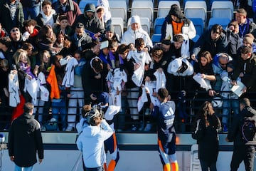 Los jugadores del Real Madrid al final del entrenamiento  atendieron a los aficionados que se dieron cita en el Di Stéfano, un día especial para la comunión del madridismo.