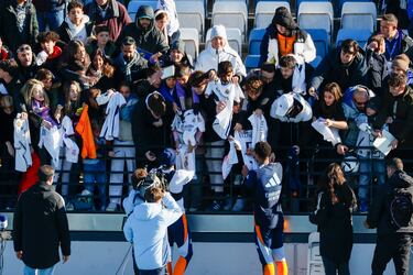 Los jugadores del Real Madrid al final del entrenamiento  atendieron a los aficionados que se dieron cita en el Di Stéfano, un día especial para la comunión del madridismo.