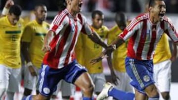 <b>A SEMIFINALES. </b>Valdez y Da Silva celebran el último penalti lanzado por Fred, que se marchó fuera, y mete a Paraguay en semifinales.