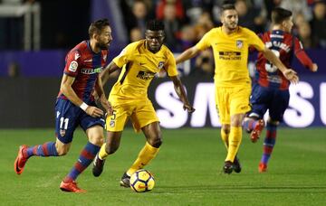 José Luis Morales looks to evade the attentions of Atlético midfielder Thomas Partey.