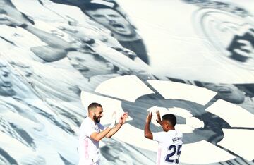 Real Madrid 4-1 Huesca | Benzema consigui¨® el doblete. Gran centro desde la izquierda de Marcelo que recibi¨® Rodrygo en el segundo palo, remat¨® forzado y el bal¨®n lo recibi¨® el franc¨¦s que tambi¨¦n remat¨® de cabeza tras el bote para lograr su segundo gol de la tarde.