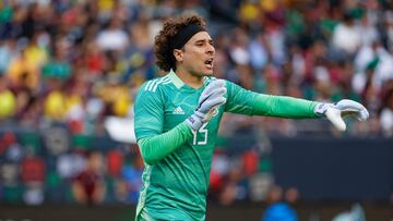 Guillermo Ochoa da indicaciones a los jugadores durante el partido contra Ecuador.