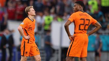 Frenkie de Jong, con Dumfries mirando al vacío.