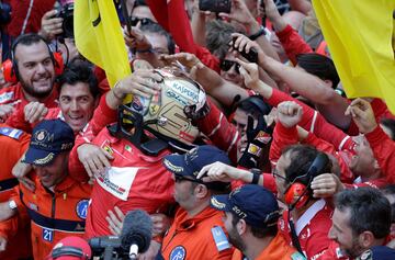 Sebastian Vettel celebra la victoria en Mónaco con sus compañeros de equipo.